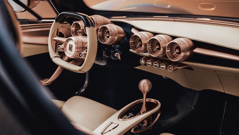 El habitáculo es dónde más sobresale el aspecto retro del auto. El habitáculo es dónde más sobresale el aspecto retro del auto.