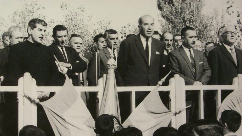 Felipe Sapag encabezando un acto en 1965.