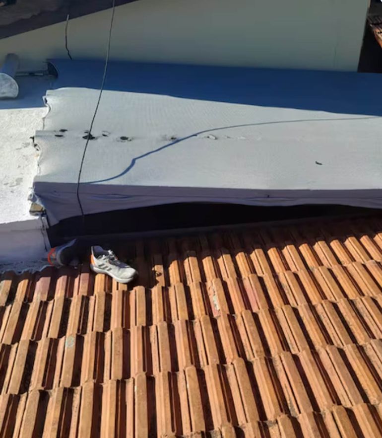 Lugar donde quedó atascado el ladrón que tuvo que ser rescatado por los bomberos. Lugar donde quedó atascado el ladrón que tuvo que ser rescatado por los bomberos.