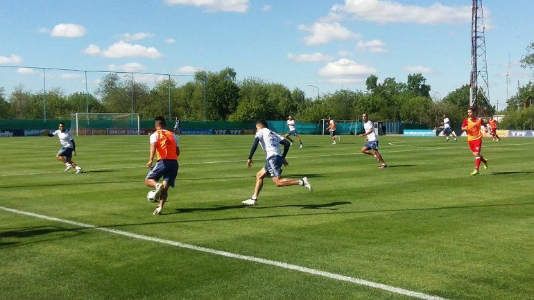 Bauza probó la triple M en la defensa argentina