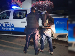 El hombre fue sorprendido infraganti robando en el interior del motorhome. El hombre fue sorprendido infraganti robando en el interior del motorhome.