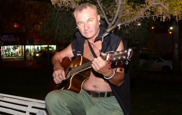 Cantar en la calle lo sacó de una dura depresión