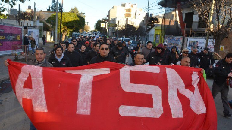 Trabajadores de CBS marchan por el centro en reclamo salarial