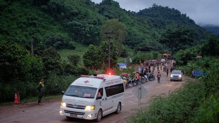 El operativo para sacar de la cueva a los primeros niños fue un éxito. Hoy tratarán de sacar a algunos más.