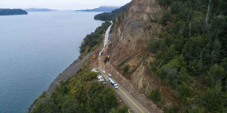 Ruta 40 camino a Villa La Angostura. Ruta 40 camino a Villa La Angostura.