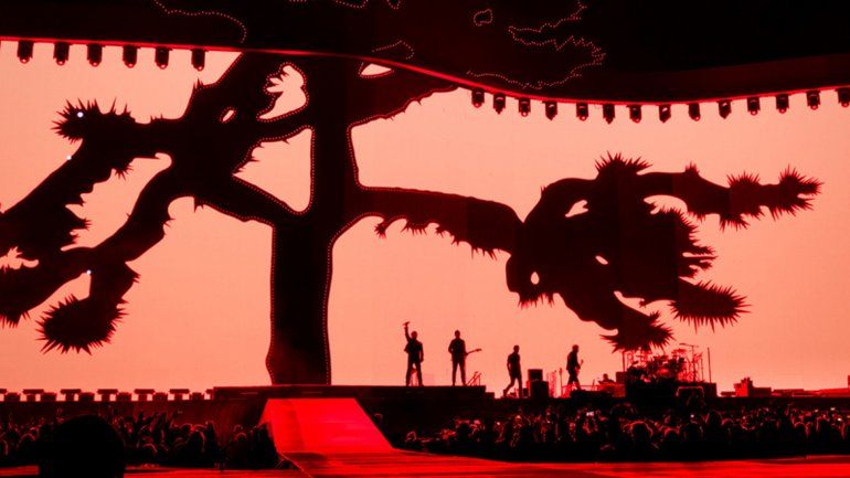 U2 en escena con una puesta visual impactante que incluye el árbol