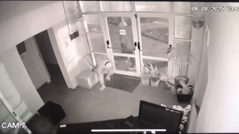 El momento en que uno de los intrusos se mete gateando en el gimnasio del Centro Asturiano de Río Gallegos. El momento en que uno de los intrusos se mete gateando en el gimnasio del Centro Asturiano de Río Gallegos.