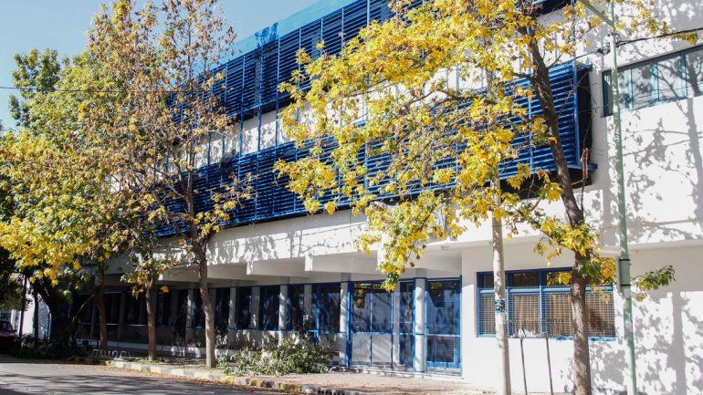 Echan a un cura de un colegio católico por amenazar a un alumno con una navaja
