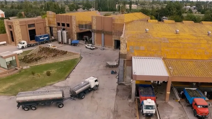 La planta de producción de la empresa Jugos Australes SA que, junto a su dueño -Marcelo Bocardo- y la firma Ecogreen LLC deben pagarle U$S12 millones a la ex socia Iberte SRO por un laudo de la Bolsa de Comercio de Mendoza que la Justicia Civil dejó firme. La planta de producción de la empresa Jugos Australes SA que, junto a su dueño -Marcelo Bocardo- y la firma Ecogreen LLC deben pagarle U$S12 millones a la ex socia Iberte SRO por un laudo de la Bolsa de Comercio de Mendoza que la Justicia Civil dejó firme.