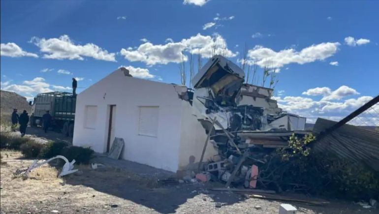 El dueño de la casa que quedó destruida contó que el camión pasó a 30 centímetros de la cama del cuidador