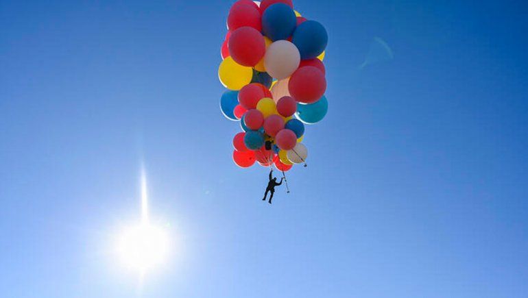 Ilusionista voló a más de 7 mil metros de altura con globos de helio