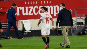 Acuña, retirándose ayer a los vestuarios. Acuña, retirándose ayer a los vestuarios.