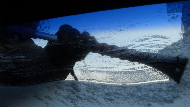 ¡Cuidado! Las espátulas metálicas para sacar la escarcha y el hielo pueden arruinar el parabrisas del auto. Foto: Pixabay. ¡Cuidado! Las espátulas metálicas para sacar la escarcha y el hielo pueden arruinar el parabrisas del auto. Foto: Pixabay.