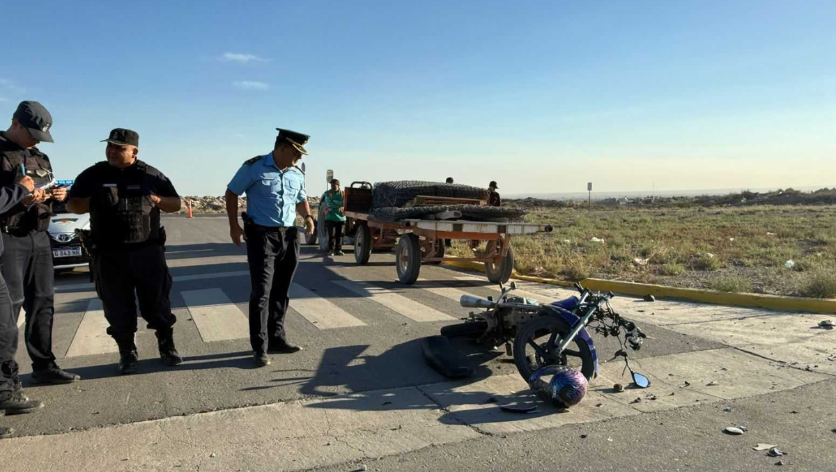 Fuerte choque en calle Soldi: un motociclista impactó contra un tractor y fue hospitalizado