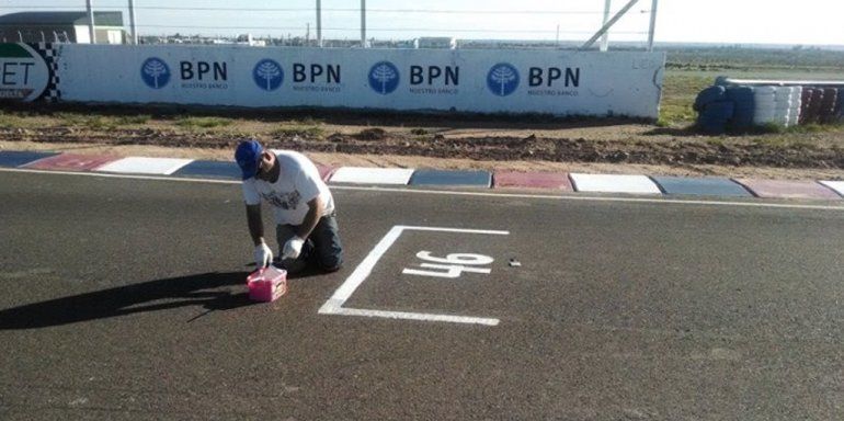 Un dirigente de la ACTC llega para supervisar los trabajos.