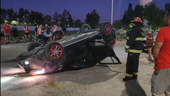 Conductora borracha quiso sobrepasar a otro auto y volcó