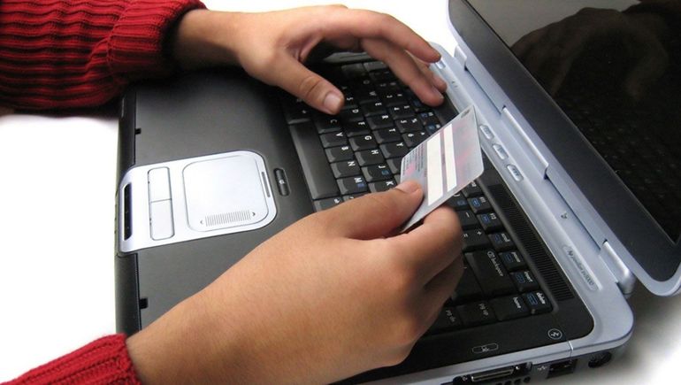 Estafa: le usó la tarjeta a su ex para realizar más de 30 compras por internet
