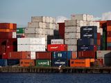 FOTO DE ARCHIVO: Contenedores de transporte apilados en el puerto de Le Havre, Francia, 9 de mayo de 2019. REUTERS/Benoit Tessier