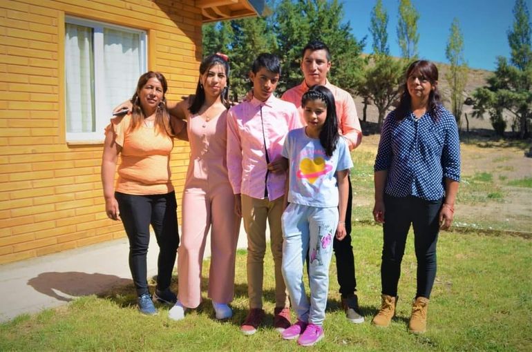 La familia de Franco, uno de los egresados de los cinco alumnos que tiene la escuela.