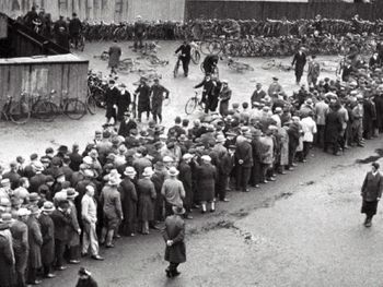Berlín, octubre 1920, y sus largas filas para obtener un trabajo. La crisis de posguerra empujó a cientos a emigrar, pero un proyecto fallido convirtió la esperanza en fraude en la Patagonia.