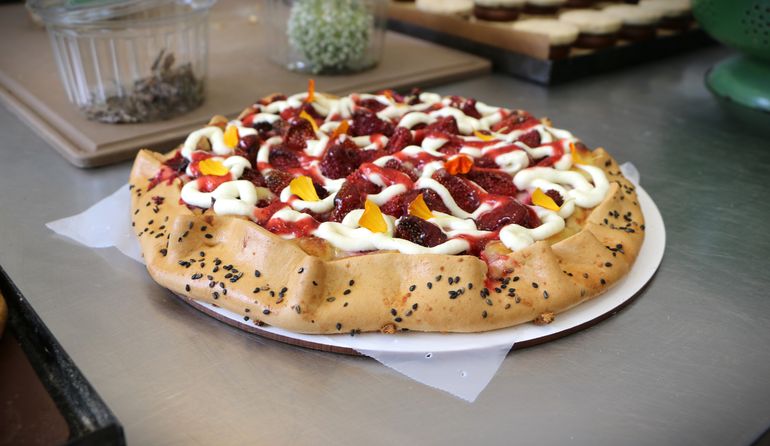 Tartas rellenas con frutas y crema pastelera suave. Textura y sabor en Ajo Negro. Tartas rellenas con frutas y crema pastelera suave. Textura y sabor en Ajo Negro.