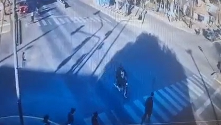 La víctima del choque busca testigos que puedan aportar información sobre el motociclista que cruzó en rojo y siguió de largo.