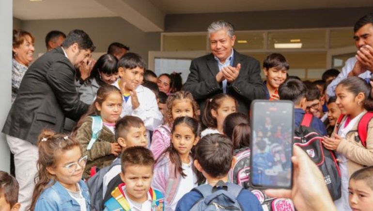 El establecimiento, donde se realizaron las obras inauguradas por el gobernador Rolando Figueroa, cuenta con 200 estudiantes El establecimiento, donde se realizaron las obras inauguradas por el gobernador Rolando Figueroa, cuenta con 200 estudiantes