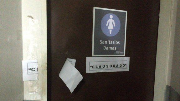 Indignación de turistas: clausuran los baños en Pino Hachado