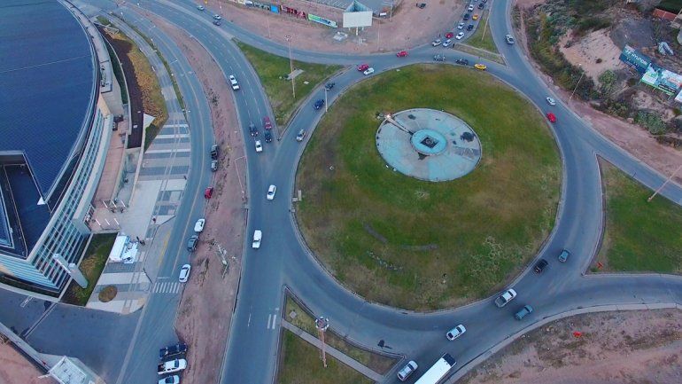 En los horarios pico se forman largas filas de vehículos en el ingreso norte a la capital y la impaciencia se adueña de los automovilistas . Con un puente viaducto se acabarían los problemas.