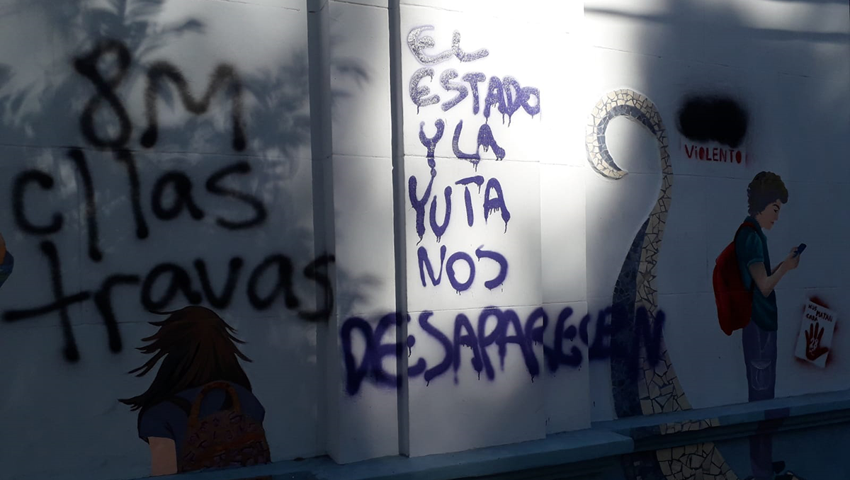 {alttext(,Pintadas en el #8M arruinan un mural realizado por mujeres en el centro)}