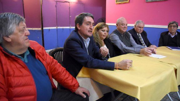 El diputado Vidal, ayer con dirigentes de la línea radical antiquiroguista.