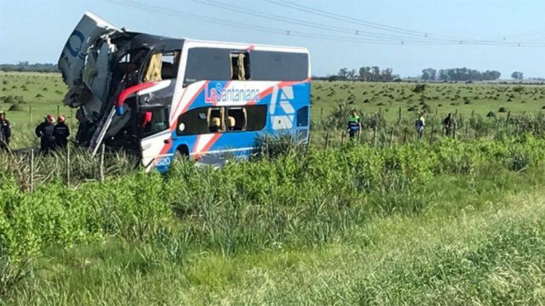 Choque brutal entre un colectivo y un camión: cinco muertos y decenas de heridos