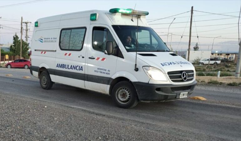 Según la familia de la beba fallecida, los 40 minutos que demoró la ambulancia para llegar de Pico Truncado a Caleta Olivia fueron determinantes. Según la familia de la beba fallecida, los 40 minutos que demoró la ambulancia para llegar de Pico Truncado a Caleta Olivia fueron determinantes.