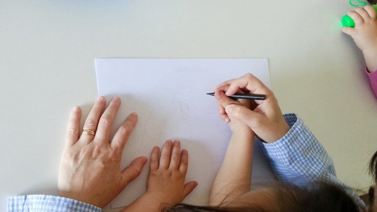 Las causas que tiene la maestra son abusos agravados porque tenía a su cargo la guarda de las pequeñas víctimas.