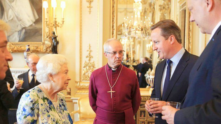 James Cameron junto a la reina. Tildó de corruptos a dos presidentes.