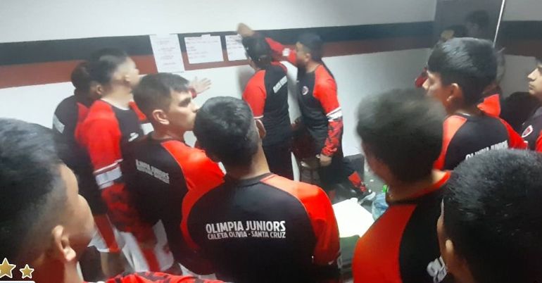 Olimpia Juniors,de Santa Cruz, estrenó indumentaria en el partido que lo clasificó. Olimpia Juniors,de Santa Cruz, estrenó indumentaria en el partido que lo clasificó.