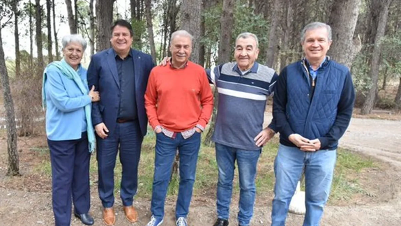 Mariano Gaido, con ex intendentes de Neuquén.