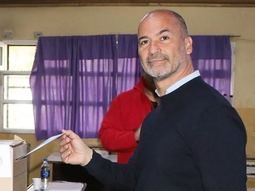 El candidato a senador por el PRO, Juan Martín emitió su voto en la Escuela N°42 de Roca. El candidato a senador por el PRO, Juan Martín emitió su voto en la Escuela N°42 de Roca.