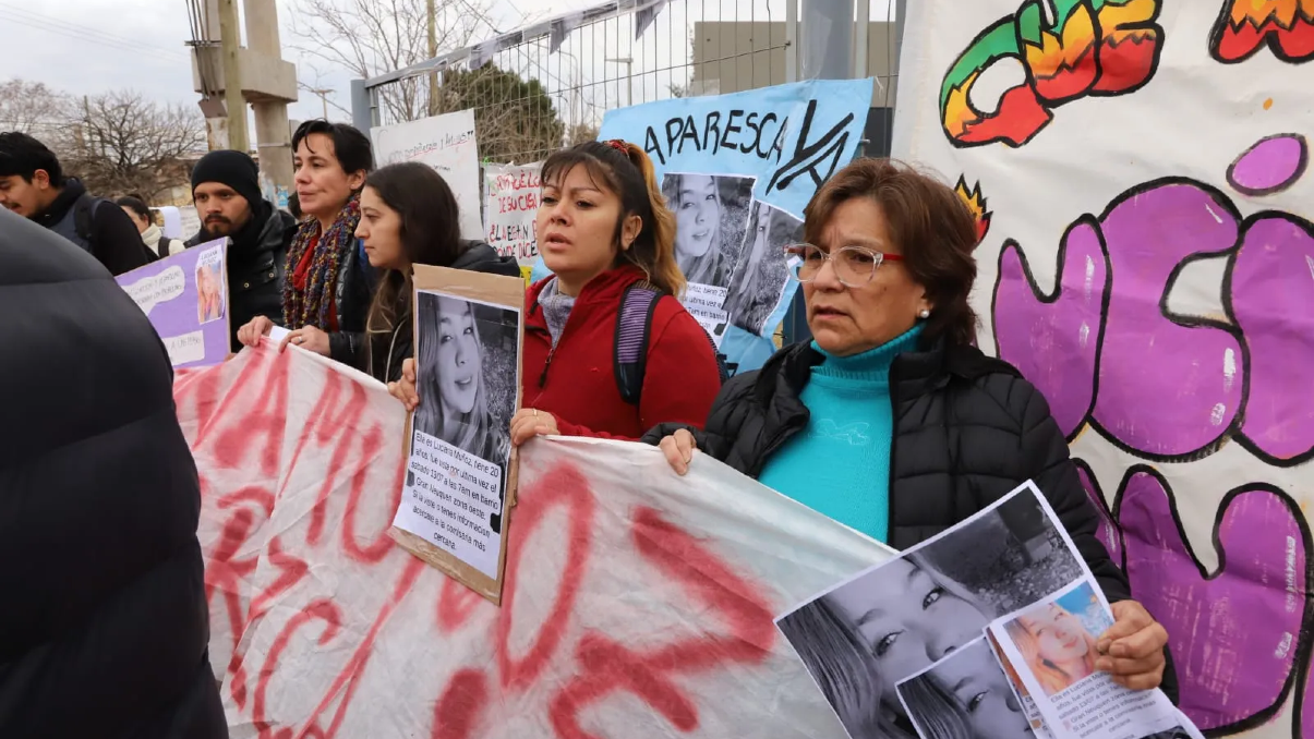 Familiares, amigas y vecinos se congregaron a las afueras de la municipalidad del oeste para reclamar por su aparición.
