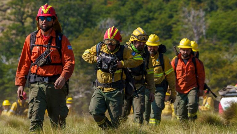Tarea titánica de los brigadistas&nbsp; por el incendio en Valle Magdalena