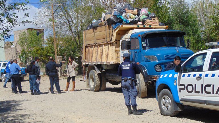 La fiscal Laura Pizzipaulo junto a la Policía