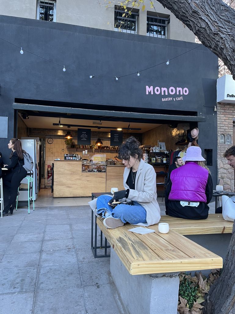 Monono, barra a la calle, café de especialidad. Una parada obligada y canchera en Mendoza ciudad. Monono, barra a la calle, café de especialidad. Una parada obligada y canchera en Mendoza ciudad.