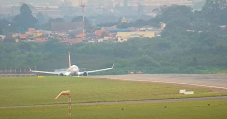 Hay niños en la pista: la aterradora alerta de un piloto de avión cuando aterrizaba