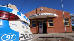 Ya no se puede confiar en nadie: le pidieron un vaso de agua y le desvalijaron la casa | LM Neuquen Ya no se puede confiar en nadie: le pidieron un vaso de agua y le desvalijaron la casa