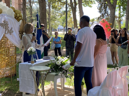 En el día de los Enamorados, Cipolletti celebró con el casamiento de 23 parejas al aire libre. En el día de los Enamorados, Cipolletti celebró con el casamiento de 23 parejas al aire libre.