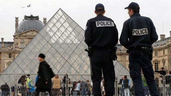 Alarma en París: un hombre atacó a policías con un machete