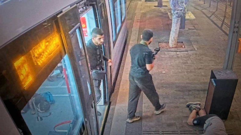 Imagenes del video muestran a los dos terroristas en Tel Aviv.