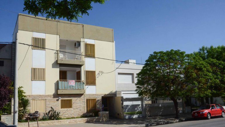 La puerta de ingreso del edificio ubicado en Sargento Cabral al 500.&nbsp;