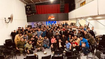 Los pibes de la Iglesia, a puro canto de cancha la rompen. Los pibes de la Iglesia, a puro canto de cancha la rompen.