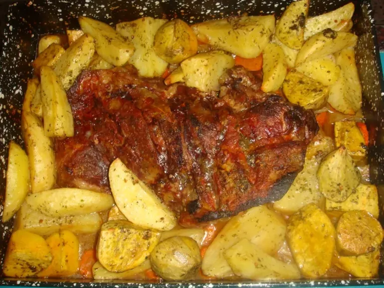 Asado al horno con papas. Puro sabor. Asado al horno con papas. Puro sabor.